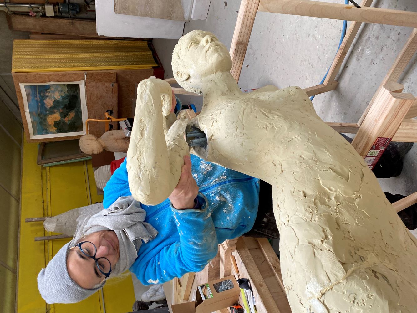 Collage d'une œuvre en résine